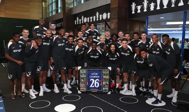 世界杯手机直播-马马杜-萨尔被召回后，切尔西球员共同祝贺他赢得非洲杯冠军